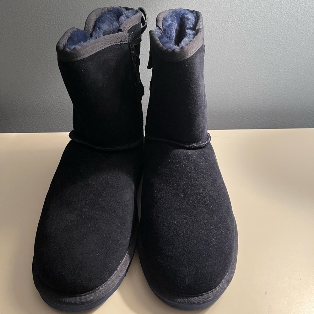 Lamo Kitt Boots
Navy
Women’s Size 9
Preowned items that may show signs of wear